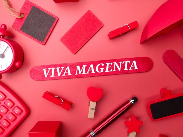 Kolorowy drewniany klocek i długopis z napisem VIVA MAGENTA