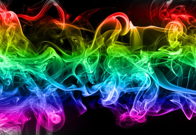Zdjęcie kolorowy dymny abstrakt na czarnym tle, ruch ogień