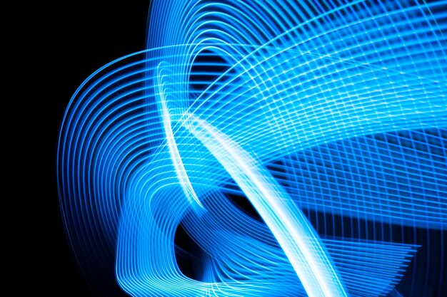 Zdjęcie kolorowy efekt światła neonowe świecące i błyskawiczne tło z latającymi elementami wzornictwa niebieskie tło