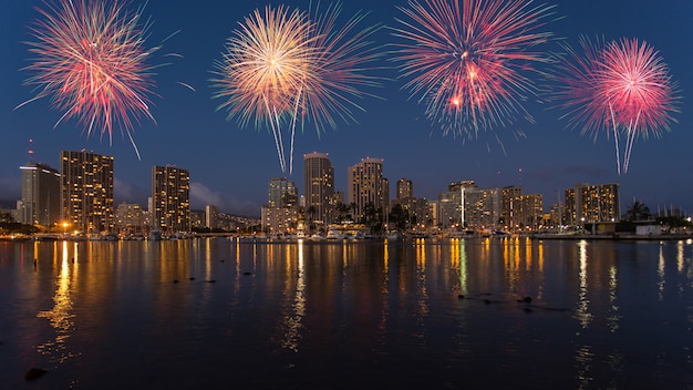 Kolorowy Fajerwerk Nad Honolulu Linią Horyzontu Hawaje