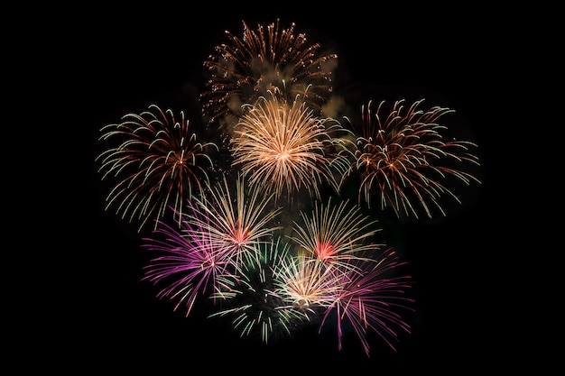 Zdjęcie kolorowy fajerwerku tło przy nocą dla nowego roku lub specjalnego wakacyjnego świętowania