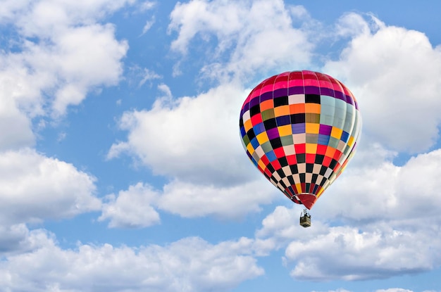 Kolorowy gorące powietrze balon lata nad niebieskim niebem