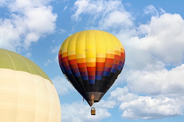 Kolorowy gorące powietrze balon lata nad niebieskim niebem