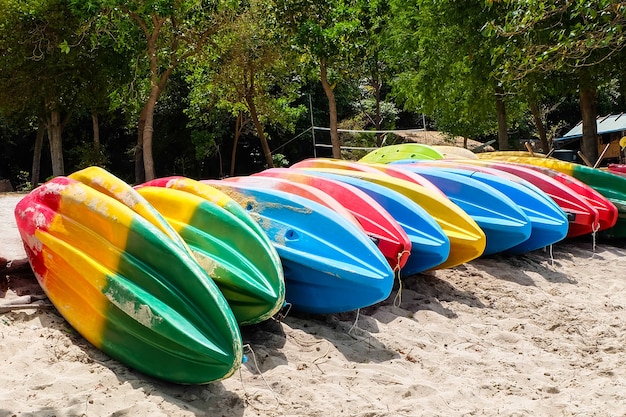 Kolorowy Kajak Na Plaży.