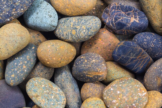 Kolorowy kamień pod kamieniem wodnym używany do tła spa lub ściany płytek tekstury