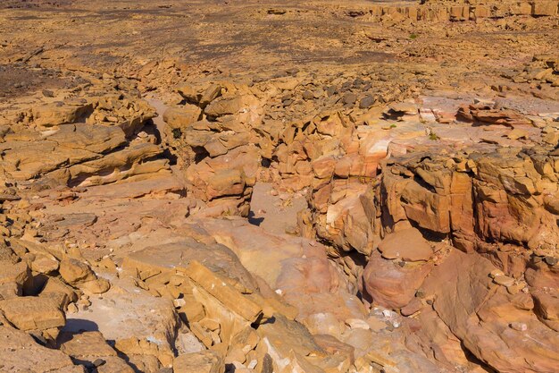 Kolorowy Kanion to formacja skalna na półwyspie Synaj Południowy Egipt Pustynne skały o wielobarwnym tle z piaskowca