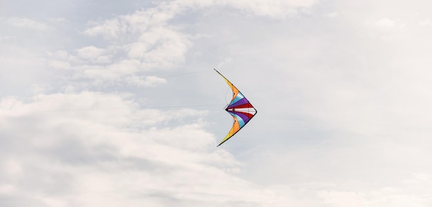 Kolorowy latawiec lecący na wietrze