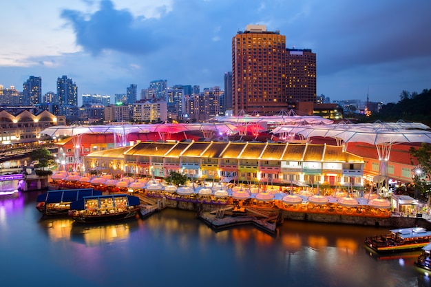 Kolorowy Lekki Budynek Przy Nocą W Clarke Quay, Singapur.