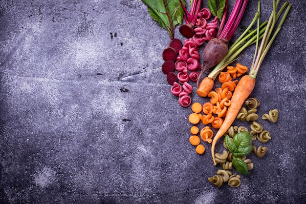 Kolorowy makaron z marchewką, beetroot i basilem. Widok z góry