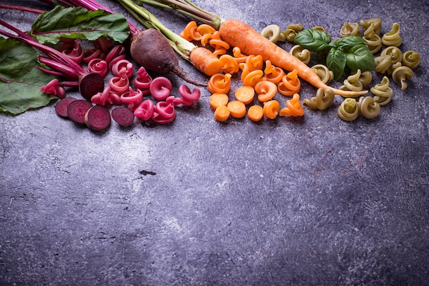 Kolorowy makaron z marchewką, beetroot i basilem. Widok z góry