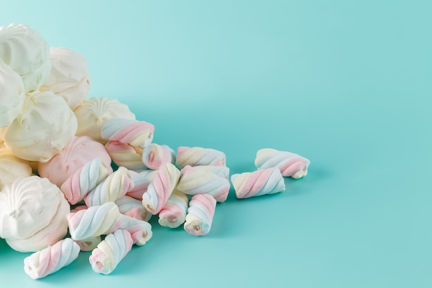 Zdjęcie kolorowy marshmallow wzgórze na seledynu tle