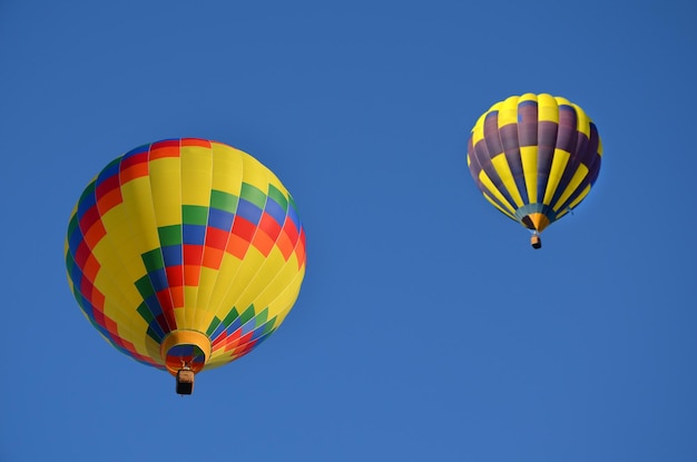 Kolorowy obraz dwa jasne balony na niebieskim niebie