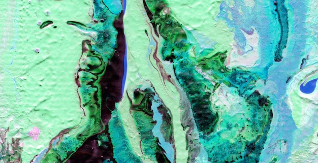 Kolorowy obraz góry z zielono-fioletowym wzorem.
