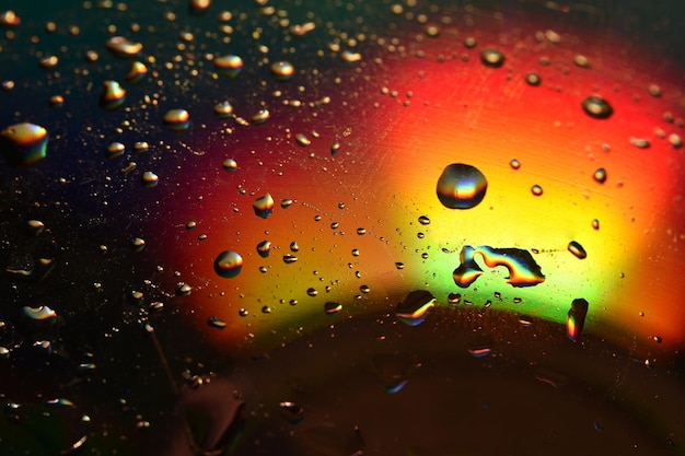 Kolorowy obraz kropelek wody na oknie