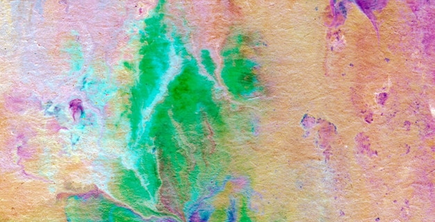 Kolorowy obraz przedstawiający rzekę na pustyni