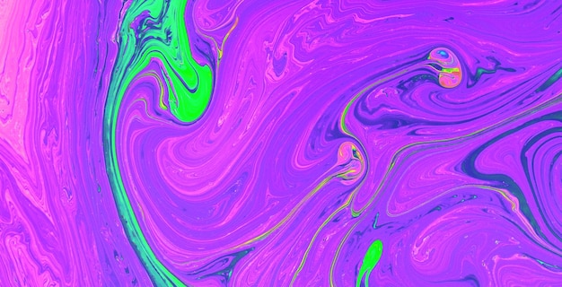 Kolorowy obraz z fioletowymi i zielonymi zawijasami.