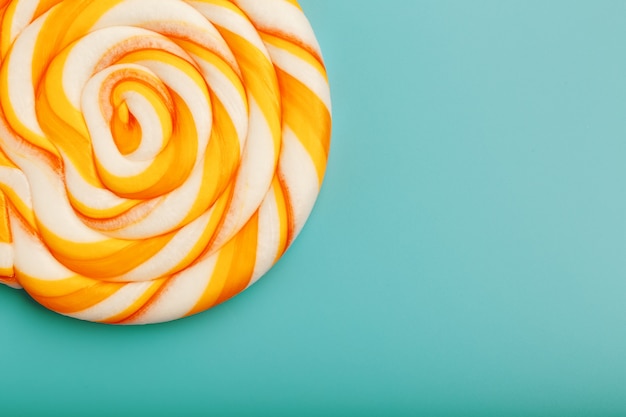 Kolorowy okrągły Lollipop. Minimalna koncepcja z miejsca na kopię.