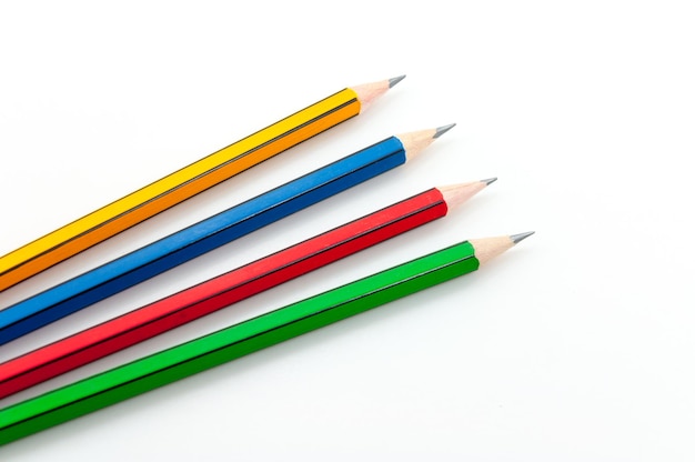 Kolorowy ołówek w mocy pięści słowa pisanego na białym tle