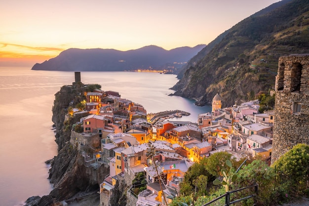Kolorowy pejzaż budynków nad Morzem Śródziemnym Europa Cinque Terre tradycyjna włoska architektura