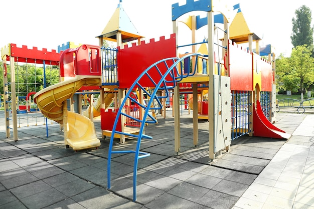 Kolorowy plac zabaw dla dzieci w parku
