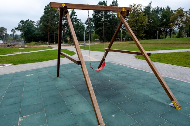 Kolorowy plac zabaw na podwórku w parku Kolorowe zjeżdżalnie dla dzieci Zabawka na ulicy Swing