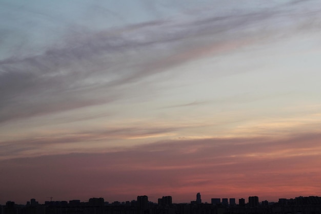 Kolorowy pochmurny zmierzch piękne niebo gród zachód i wschód słońca rano. Dramatyczna wieczorna noc