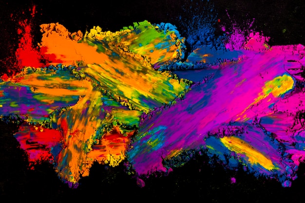 Zdjęcie kolorowy prochowy wybuch na czarnym tle