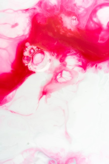 kolorowy różowy geeen niebieski miesza atramenty z płynną teksturą różową i niebieską farbą w wodzie