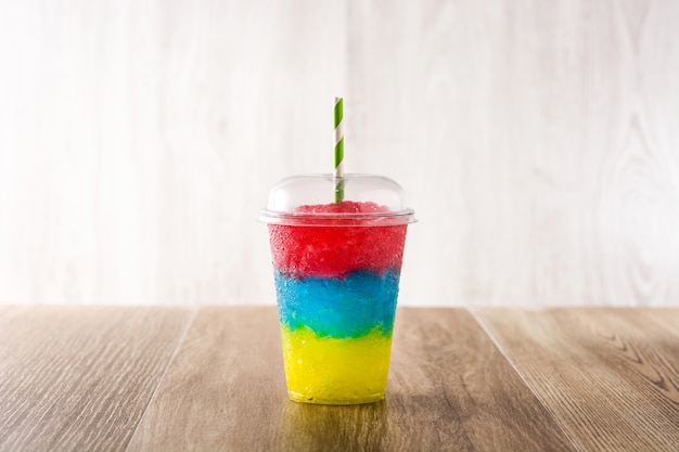 Kolorowy slushie o różnych smakach