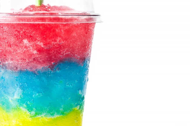 Kolorowy slushie ze słomką w plastikowym kubku