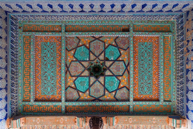 Kolorowy sufit w pałacu khan i płytki ze skomplikowanym ornamentem w IchanKala Khiva Uzbekistan