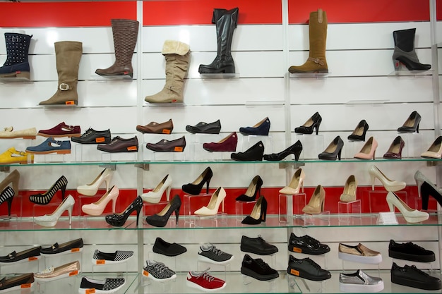 Zdjęcie kolorowy targ obuwniczy, izmir / turcja. kolekcja wielu butów.