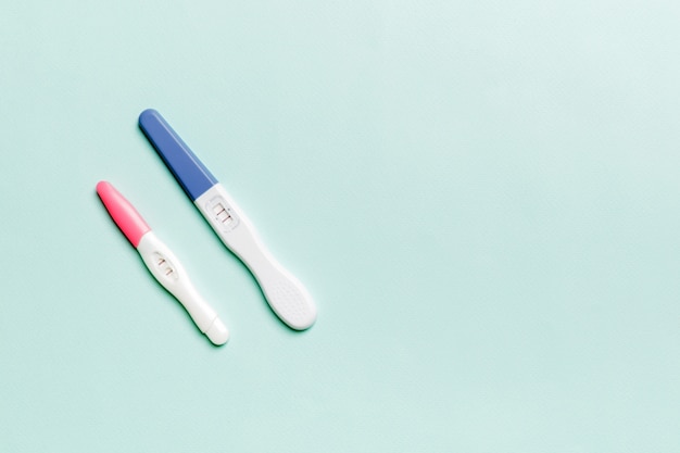 Kolorowy test ciążowy na kolorowym tle