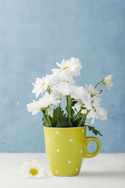 Zdjęcie kolorowy wazon z bukietem kwiatów
