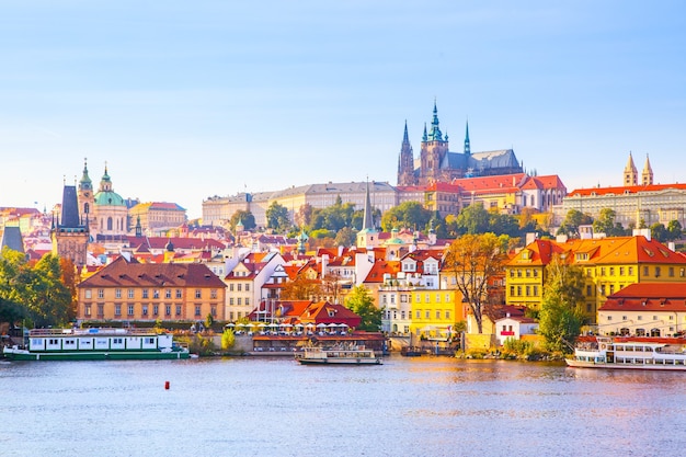 Kolorowy widok na dzielnicę zamkową (Hradcany) w Pradze, Republika Czeska