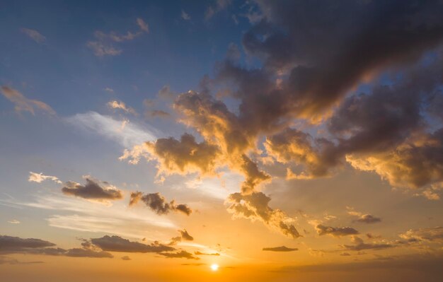 Kolorowy wieczorny krajobraz z delikatnym pastelowym kolorowym cloudscape na akwareli przyciemnionym niebie o zachodzie słońca Abstrakcyjne tło natury