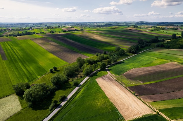 Kolorowy wiejski krajobraz w Spring Agriculture Crop PatternDrone View