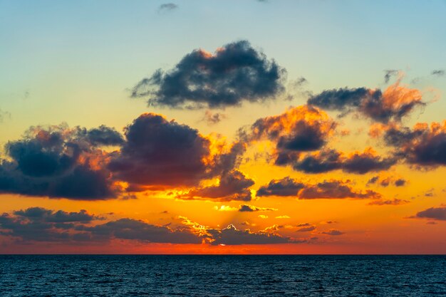 Kolorowy Wschód Słońca Nad Spokojną Wodą Morską. Koncepcja Wakacji Letnich. Wyspa Koh Phangan, Tajlandia