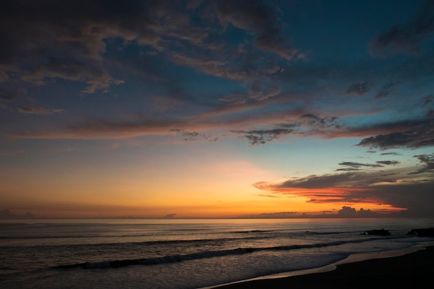 Kolorowy zachód słońca na plaży Balian Bali Indonezja