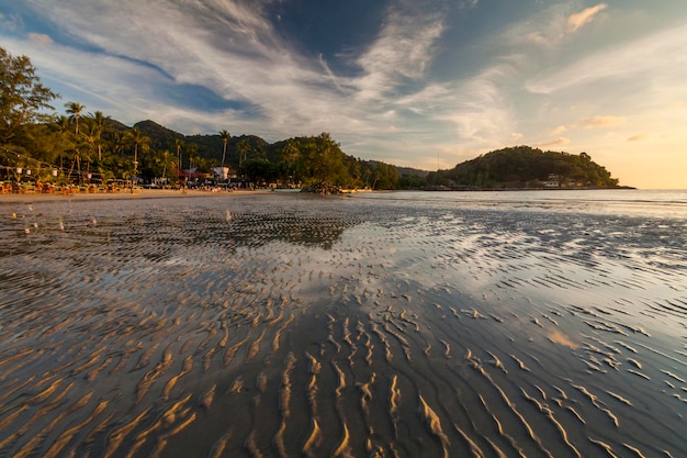 Kolorowy zachód słońca na tropikalnej wyspie Koh Chang Tajlandia