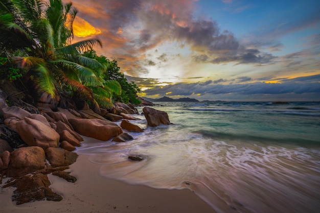 Kolorowy zachód słońca nad Anse Severe Beach na wyspie La Digue Seszele