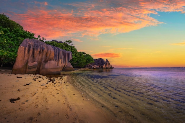 Kolorowy zachód słońca nad anse source dargent plaży na wyspie la digue na seszelach