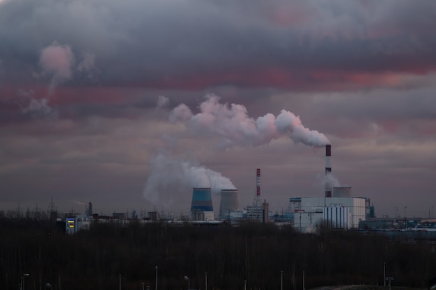 Kolorowy zachód słońca nad elektrownią cieplną