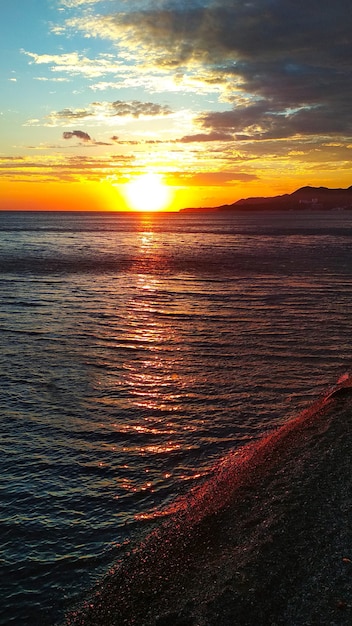 kolorowy zachód słońca nad morzem