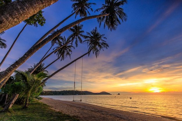 Kolorowy zmierzch na tropikalnej plaży w Koh Mak wyspie, Trata prowincja, Tajlandia.