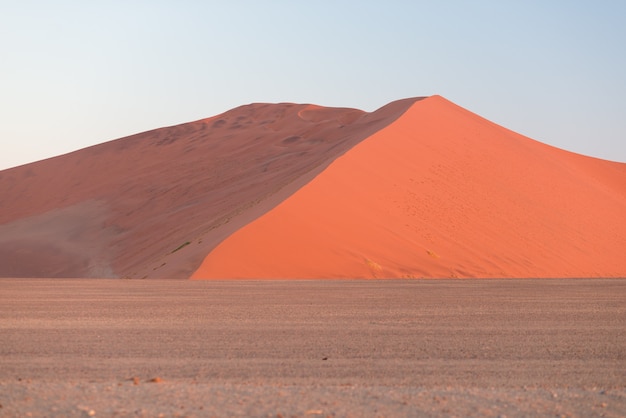 Kolorowy Zmierzch Nad Namib Pustynią, Namibia, Afryka. Sceniczne Wydmy W Podświetleniu W Parku Narodowym Namib Naukluft