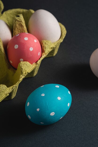 Kolorowych Kropek Wielkanocni Jajka W Jajecznej Tacy Na Zmroku Popielatym Czarnym Prostym Tle, Kartka Z Pozdrowieniami, Kąta Widok