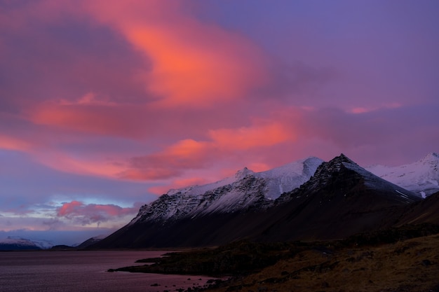 Kolory Zachodu Słońca Na Zimowym Lodzie Na Górze Vestrahorn Na Półwyspie Stokksnes, Hofn, Islandia