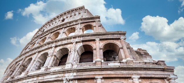 Koloseum w Rzymie Roma Włochy Najsłynniejsze włoskie zwiedzanie na niebieskim niebie