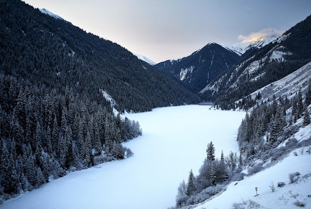 Kolsay Mountain Lake o zimowym wschodzie słońca